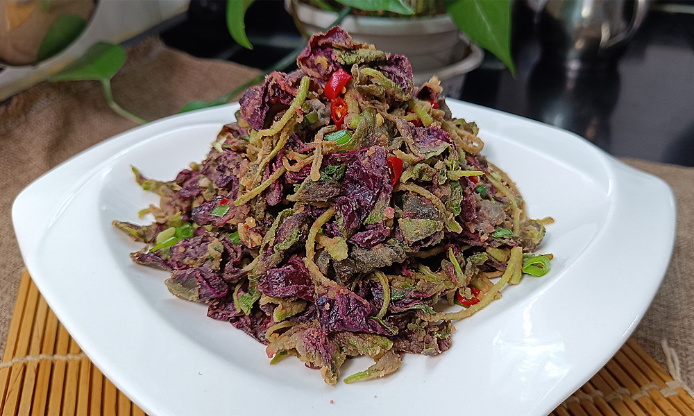 这是一道清爽可口的凉拌苋菜做法,口感细腻,味道咸香,微辣,微酸