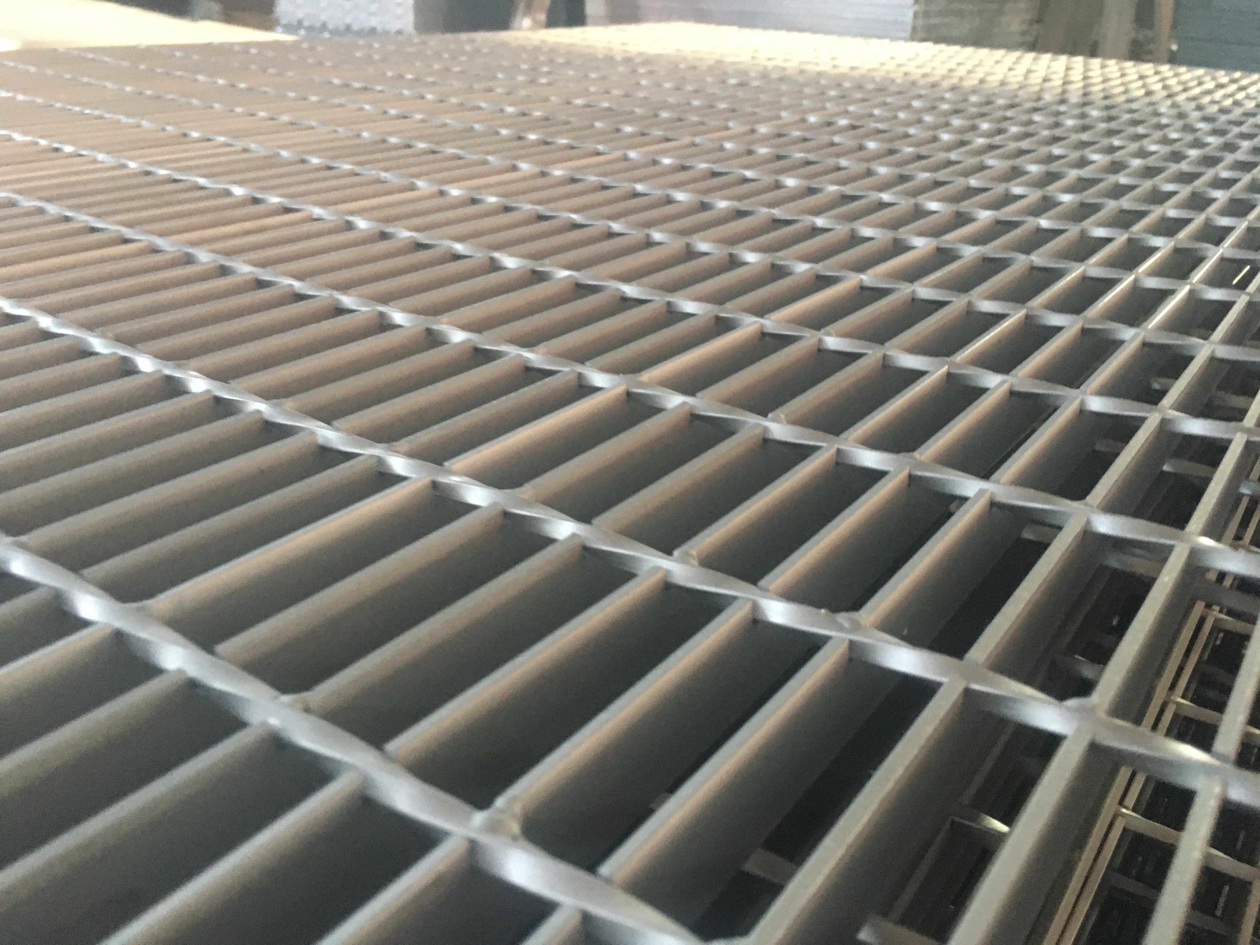 热浸镀锌钢格栅板如何保障大型工程的承载需求?深入解析关键技术