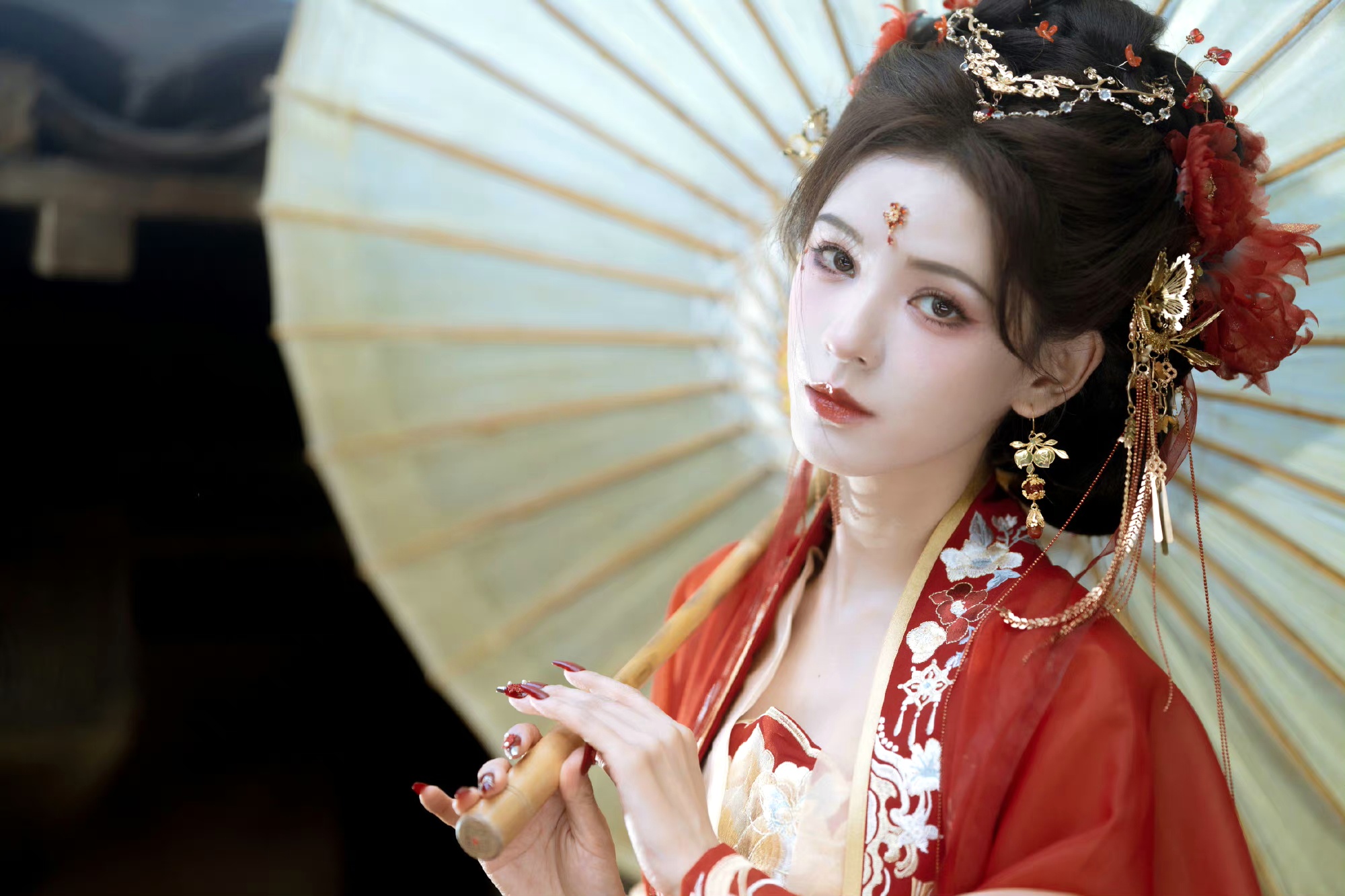 雪白的妆,血红的衣,张予曦的这套古装,演绎出近乎妖异的美