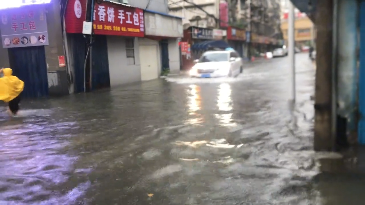 湖北襄阳樊城遭罕见暴雨袭击