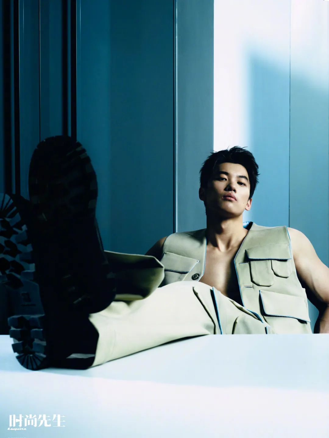 奥运冠军汪顺《时尚先生》写真大片,西装眼镜造型演绎职场精英