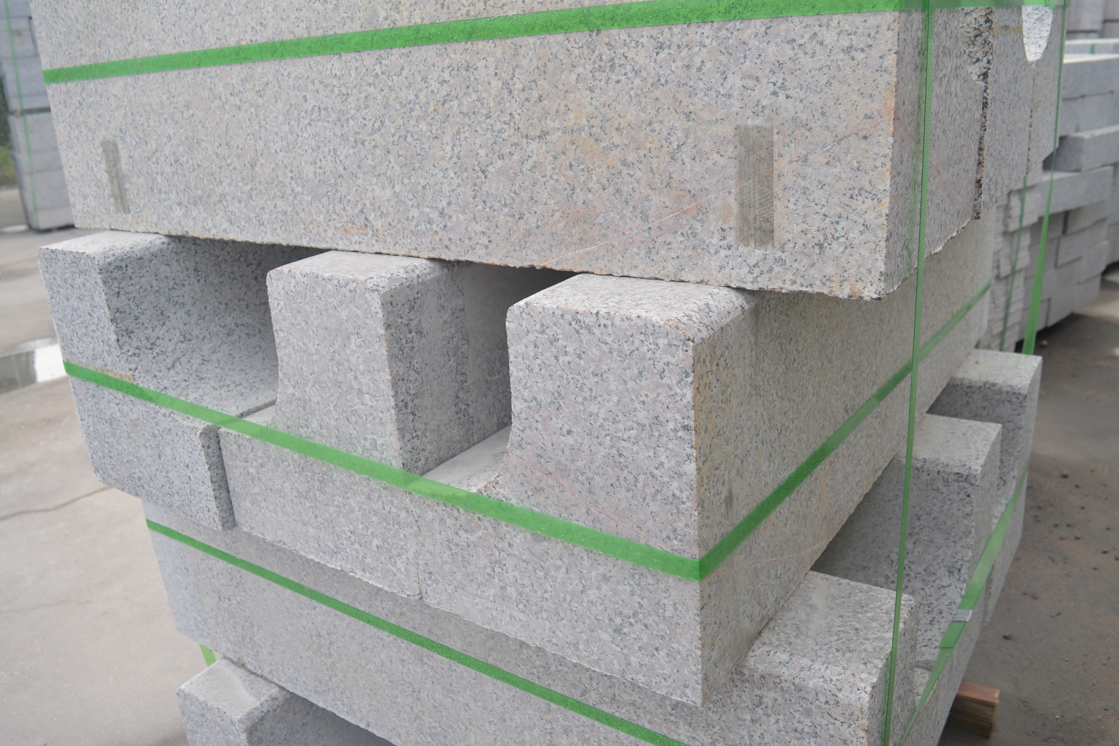 平顶山拉丝面路沿石生产匠心工艺铸就城市道路风景线