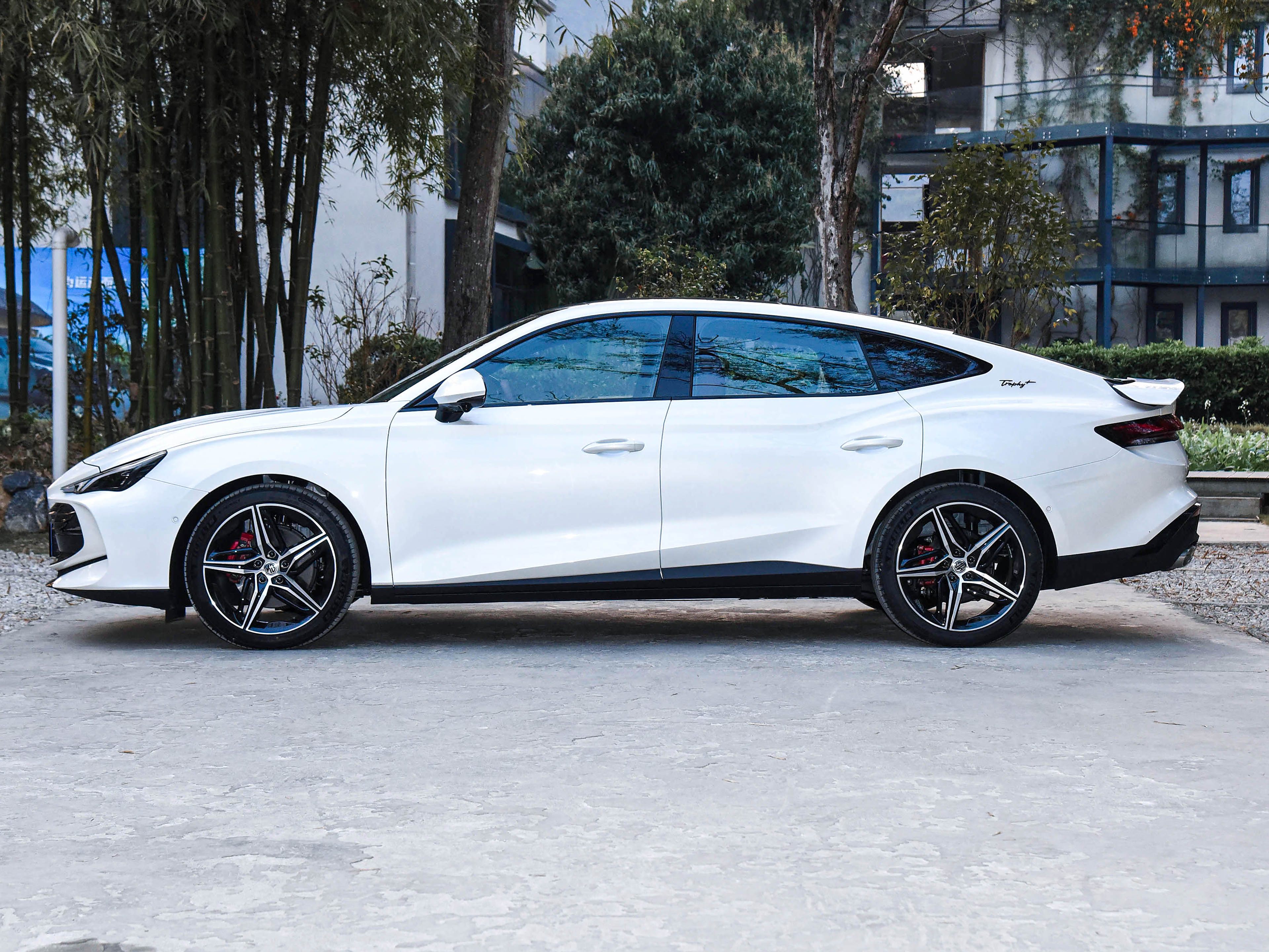 中型轿车仅售10万出头,只为国人着想,掀背配无框,漂亮又舒适