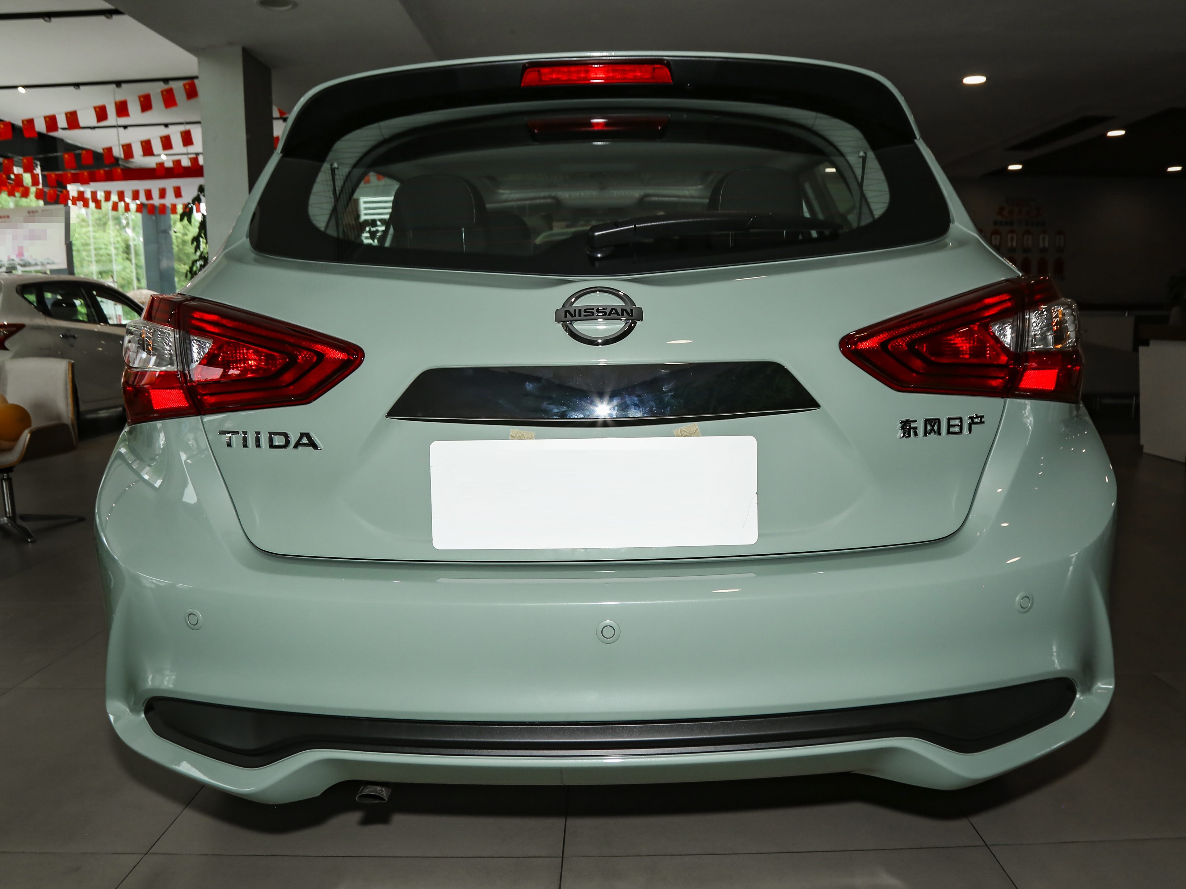 6万多的日产轿车,入门电动天窗档次不低,与轩逸同级,油耗6l