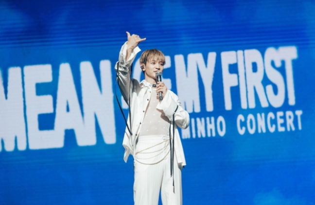 SHINee珉豪开启首次巡演 现场大秀腹肌迷倒粉丝