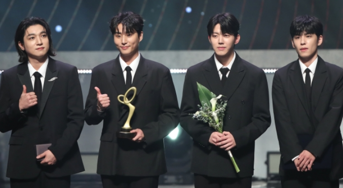 DAY6因暴雨致雅加达演唱会延误 JYP娱乐发声明致歉