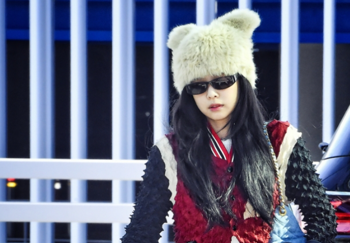 BLACKPINK Jennie机场秀反季皮草帽 新歌闯入公告牌百强单曲榜