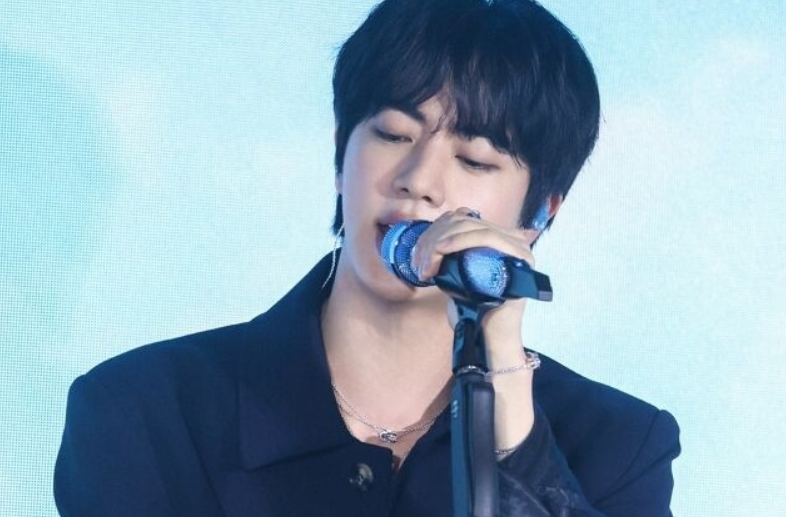 BTS成员Jin新专《Echo》席卷全球榜单，含泪告白粉丝引瞩目