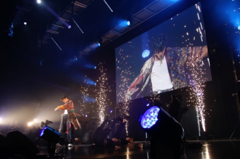 NCT成员Mark日本首场个人巡演圆满落幕，新专辑舞台引爆全场！