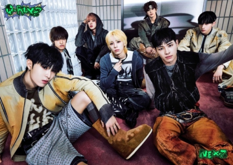 JYP新男团NEXZ携收录曲《Simmer》开启打歌活动，文火慢炖引爆舞台魅力