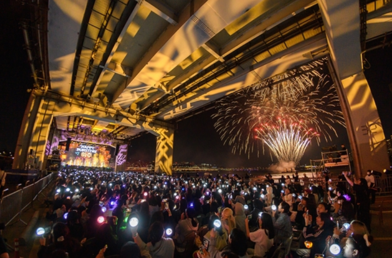 SEVENTEEN十周年生日派对璀璨落幕，35万市民共襄盛举创韩流新纪录