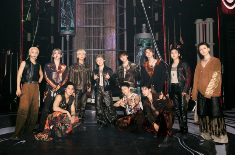 SEVENTEEN新曲舞台炸裂：闪电风暴席卷音源榜，王者归来再创纪录