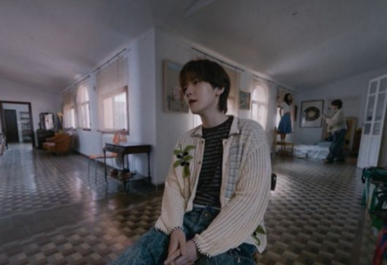 边伯贤新曲MV公开：浪漫喜剧般的初恋重逢，结局反转引爆热议