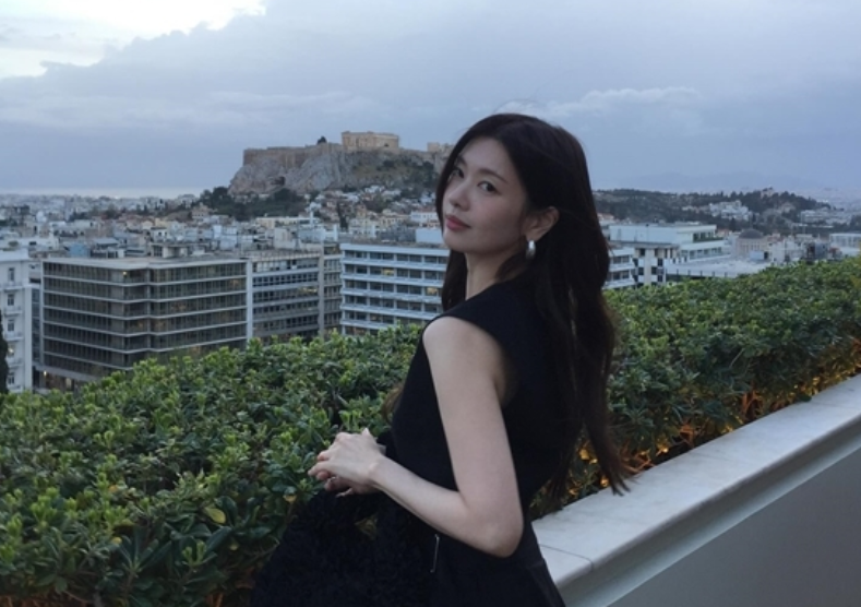 巴掌脸女神郑素敏晒旅行日常，逆龄美貌引同行惊叹：下辈子想长这样！