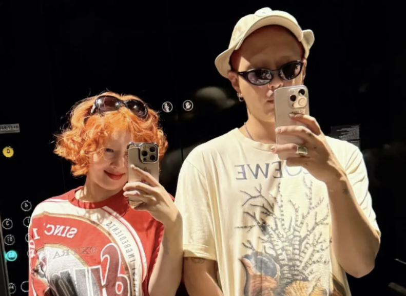 橙发墨镜配情侣穿孔！泫雅龙俊亨甜蜜约会，新婚夫妻的时尚撒糖日常