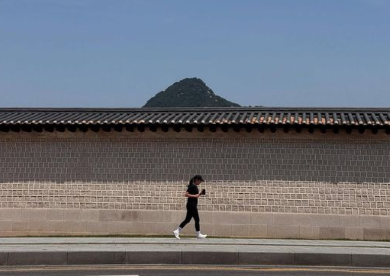 广告女王李孝利复出5月狂揽42亿，跑步遛狗尽显悠闲都市生活