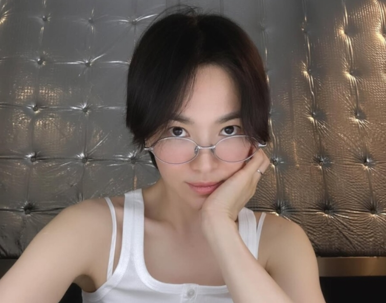宋慧乔银框眼镜造型曝光！素颜短发尽显高级知识分子气质，新剧引期待