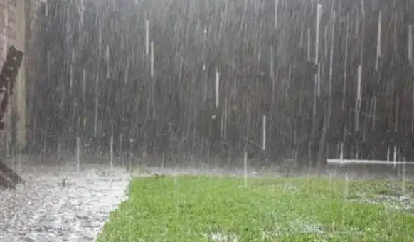 JUQ598突如其来倾盆大雨视频故事背景，桥段老套但拍得有氛围感