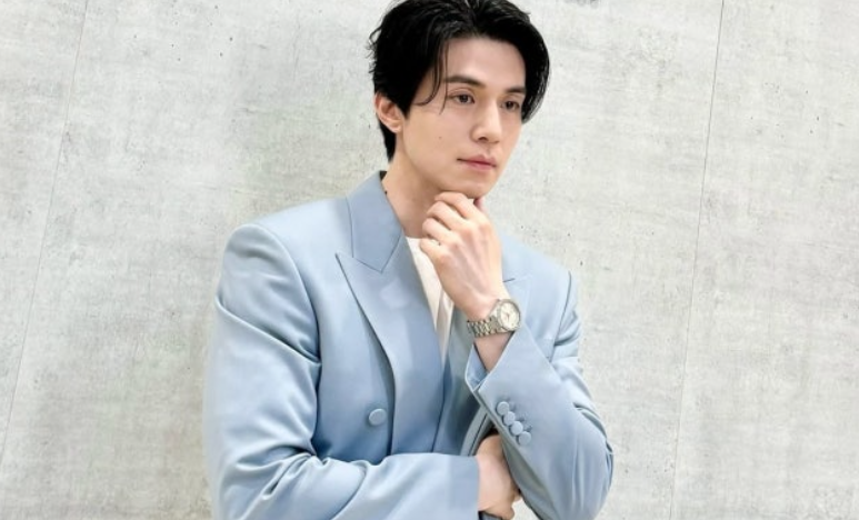 42岁李栋旭状态惊呆全网！穿天蓝西装如漫画男主 粉丝直呼“犯规”