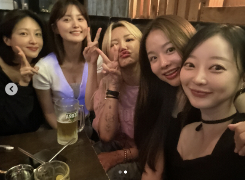 EXID完整体聚餐照曝光：30+女团的真实魅力，连照片都飘着烧酒香！