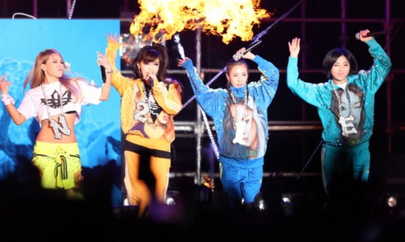 2NE1四成员齐聚柬埔寨音乐节 解散重组后首度海外完整体演出