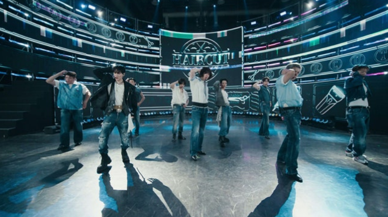Super Junior出道20周年强势回归！新专横扫全球17区冠军，初心舞台引爆泪目回忆杀