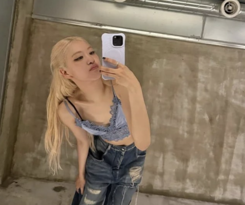BLACKPINK ROSÉ夏日镜前自拍秀蚂蚁腰，紫色蕾丝背心配牛仔清凉吸睛