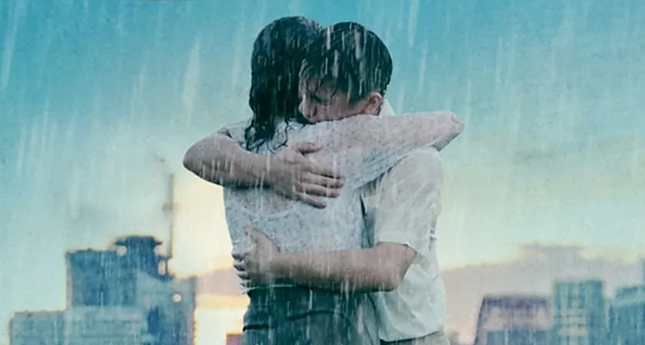 下雨天老师和学生被困在学校是什么片电影，雨季的边界渐渐模糊