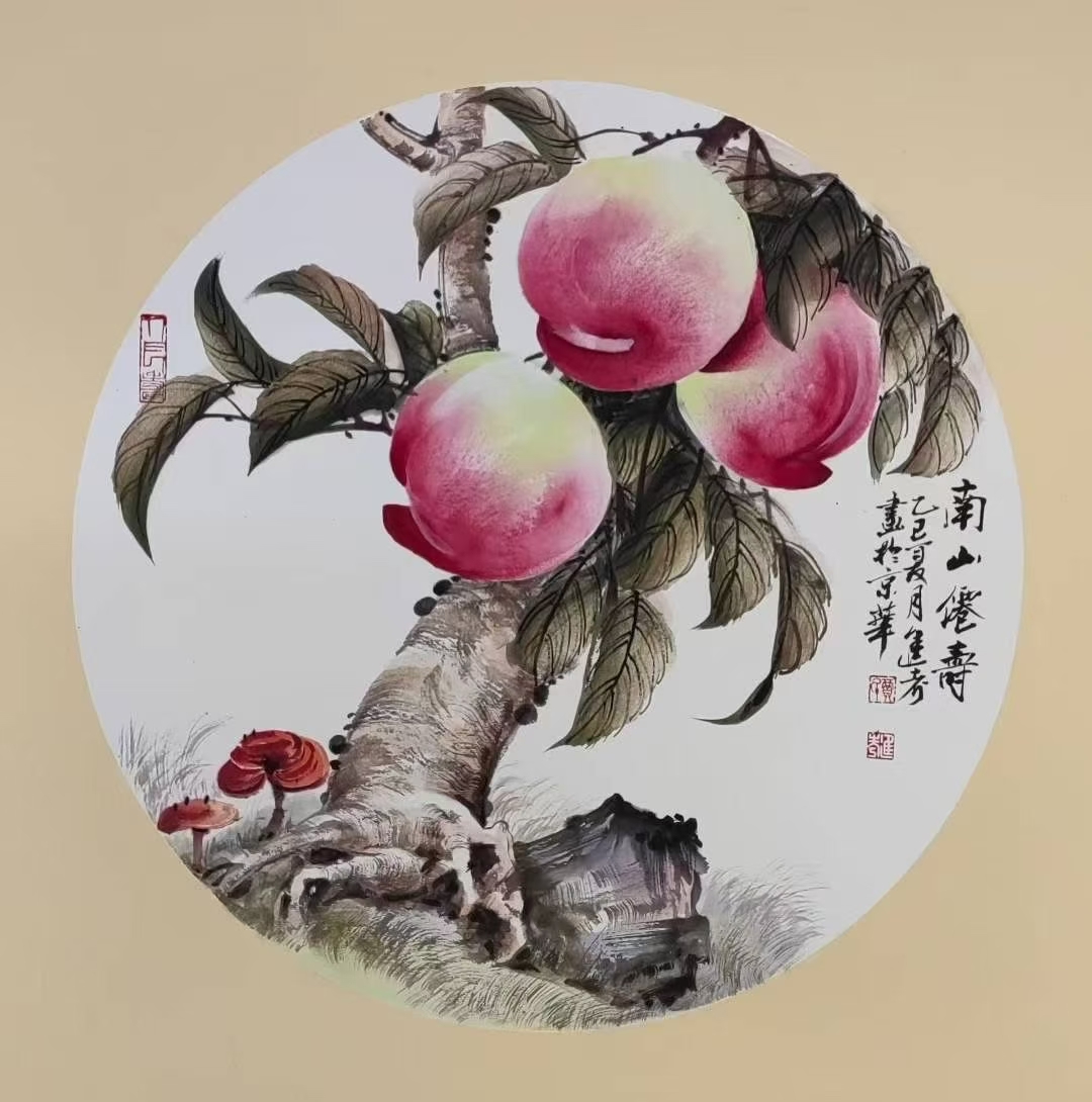 硕大馥郁的寿桃,红润水灵