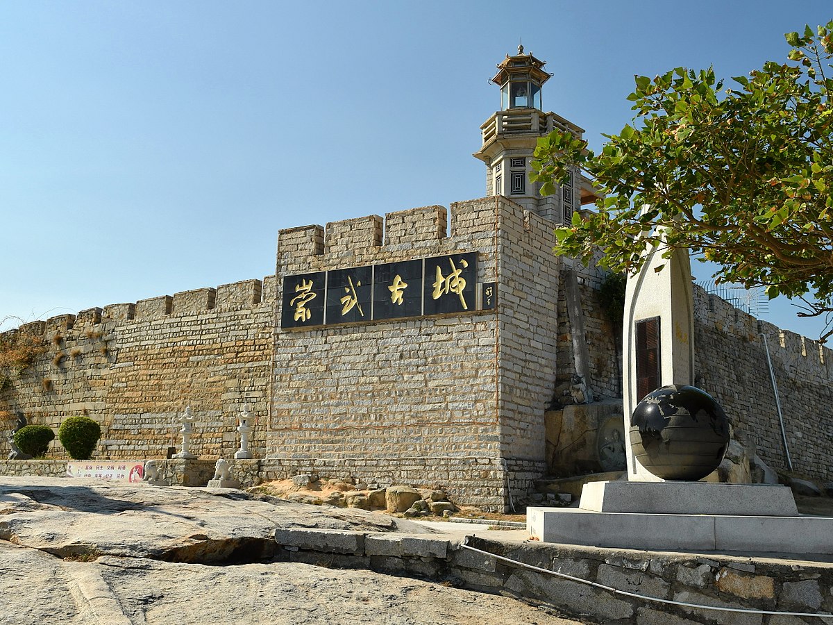 福建泉州惠安的崇武古城是中国现存最完整的花岗岩滨海石城
