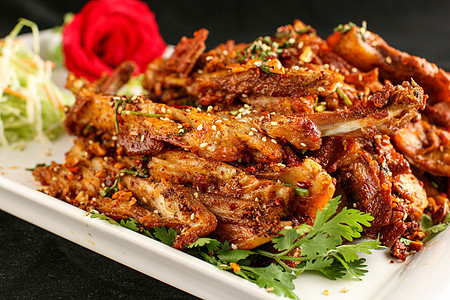 香辣羊排:以其独特的风味和诱人的色泽俘获了无数食客的心