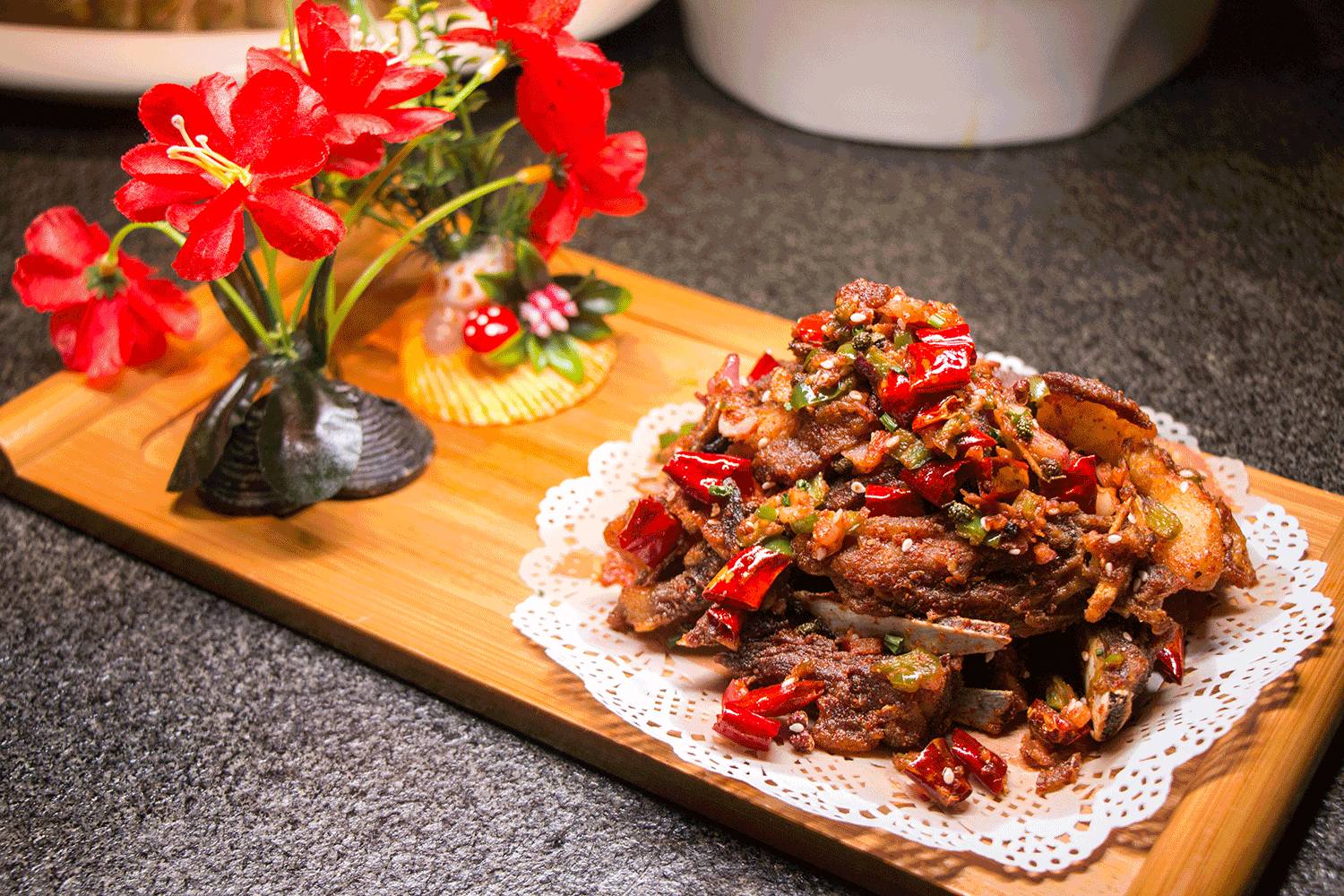 香辣羊排:以其独特的风味和诱人的色泽俘获了无数食客的心