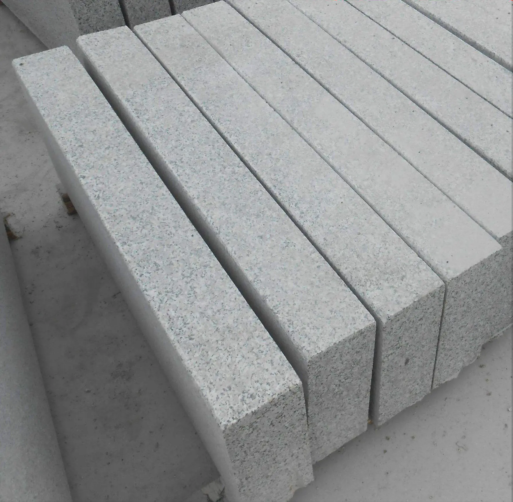 芝麻白路沿石在马路两侧的防护意义主要体现在以下几个方面