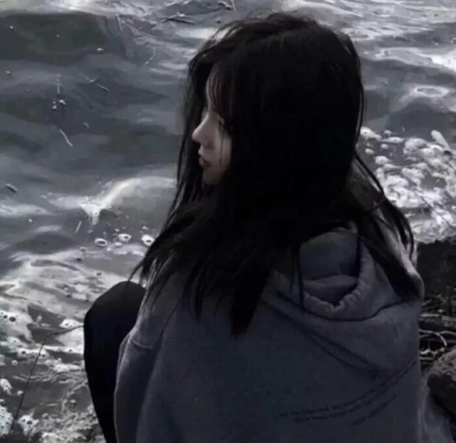 她从灰烬中走来