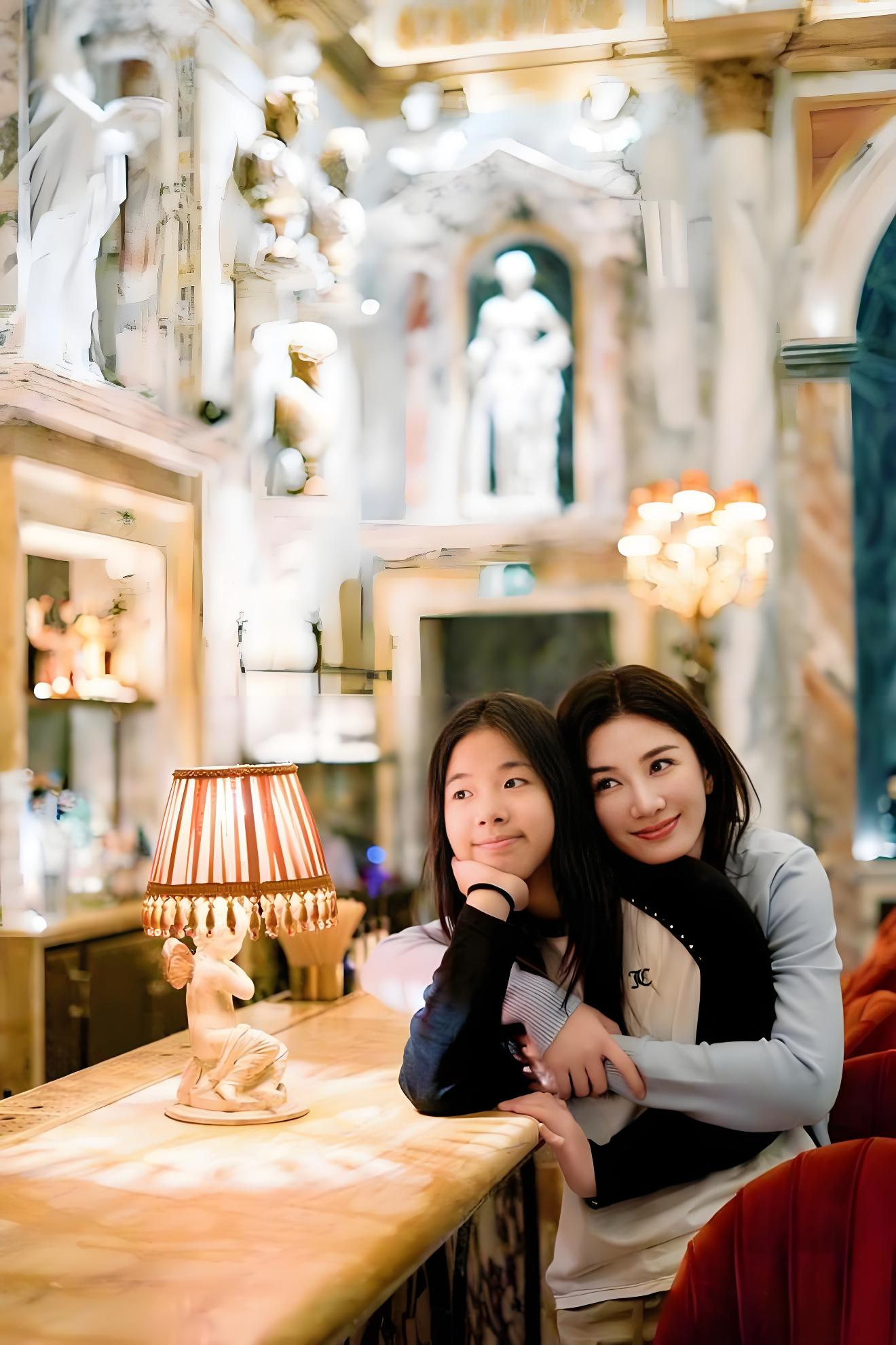 黄奕带11岁女儿混网红圈,打扮成熟,简直和妈妈不相上下