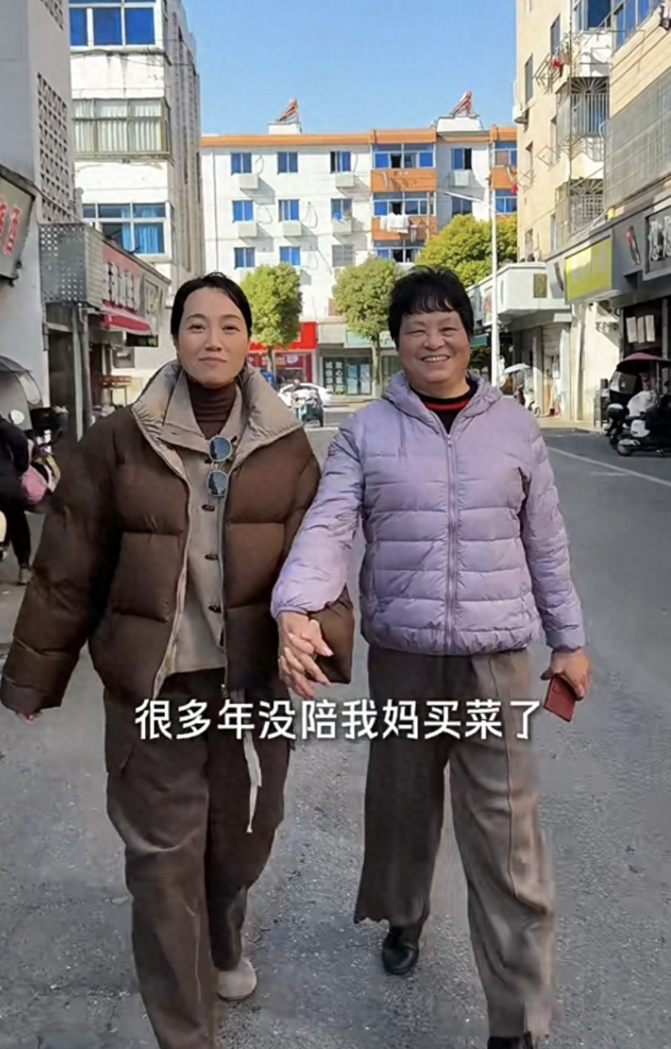 头发油贴头皮,明星光环在老家全无