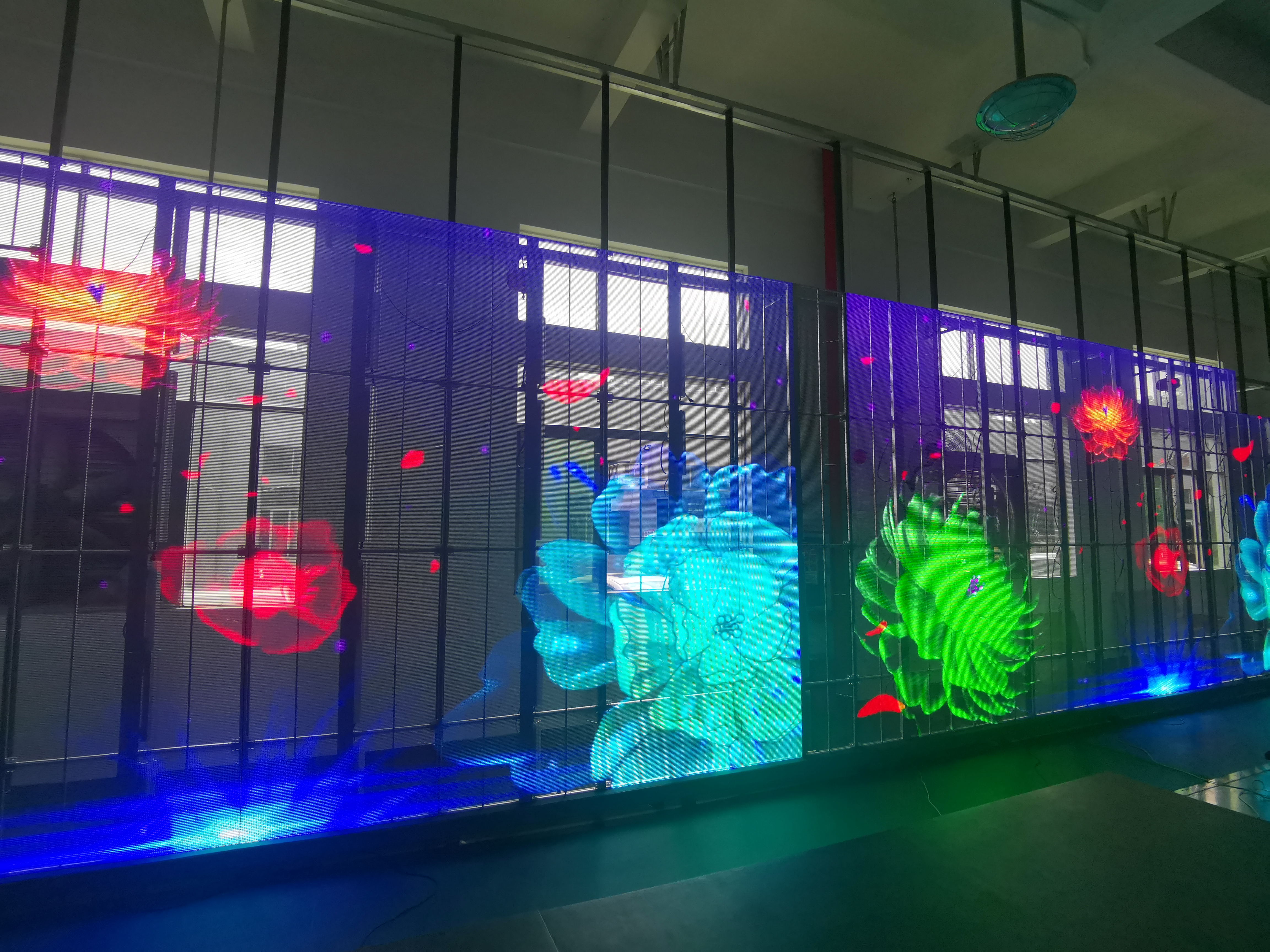 刚在河源市万隆城逛街,差点被商场中庭的"空气"撞了头