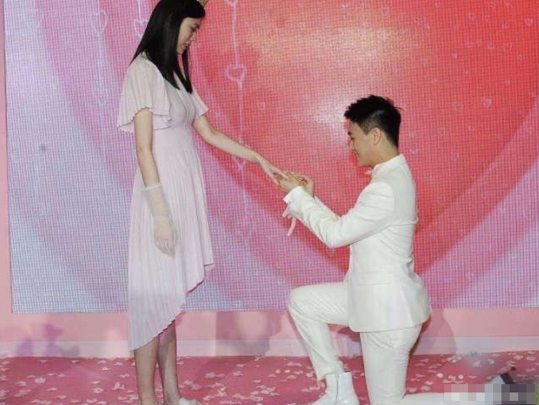 何猷君奚梦瑶拥吻照,两人甜蜜亲吻,狗粮撒到时代广场