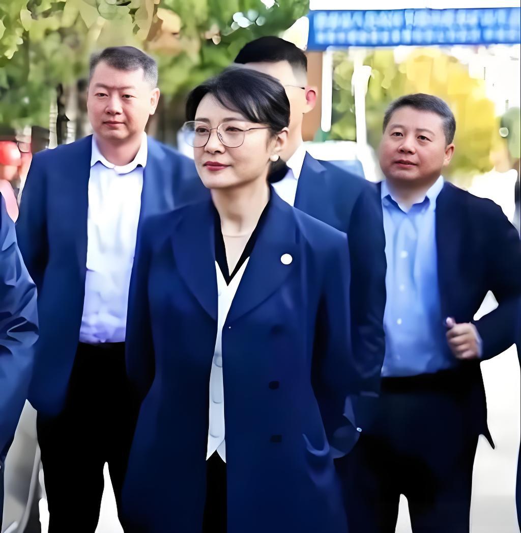 57 岁周涛持续绽放:朱军眼中的她,转型之路有多牛?