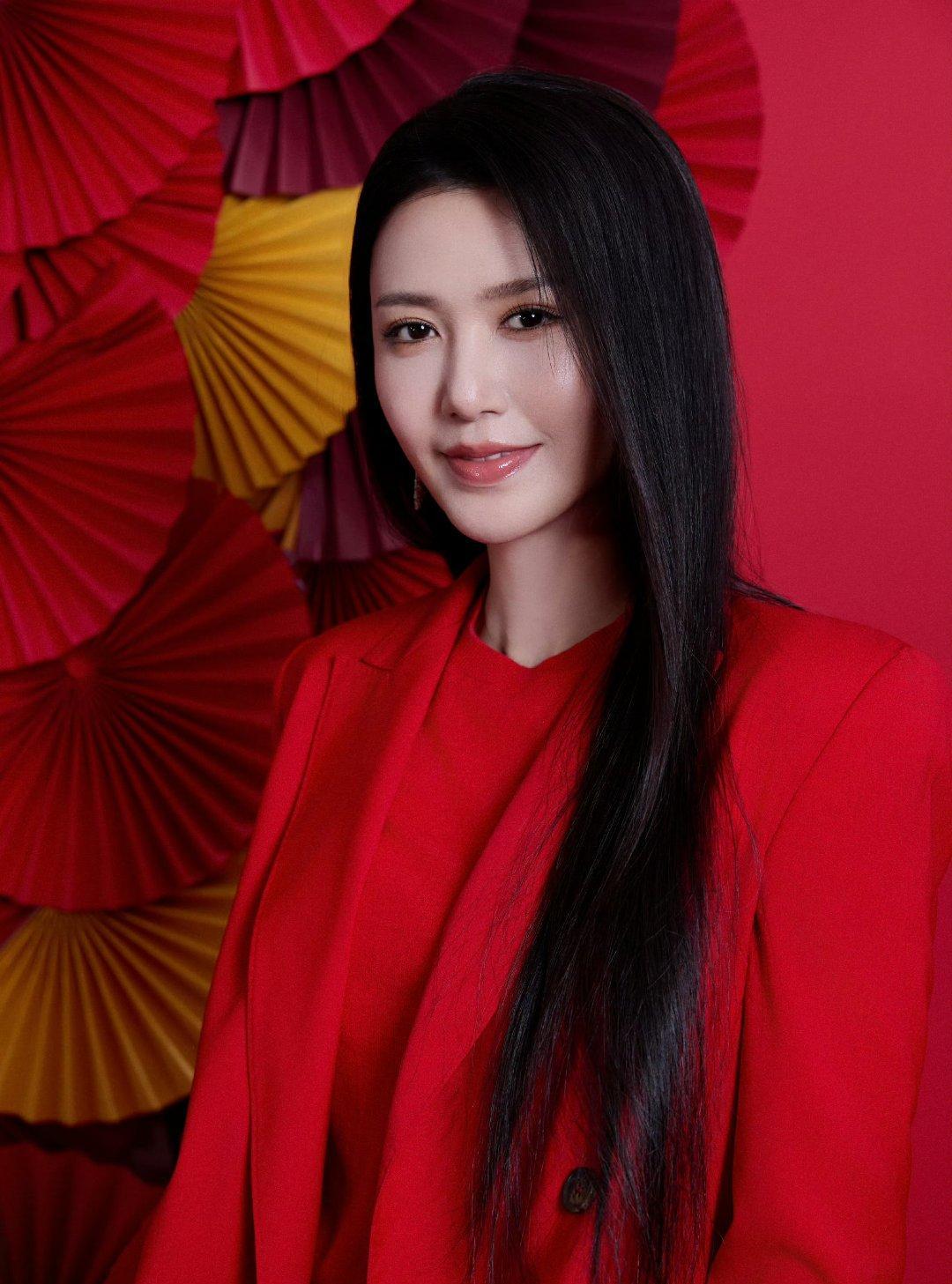 谭维维未办婚礼未官宣,带俩娃街边遛弯,丈夫为总裁,9年未提婚姻,网友