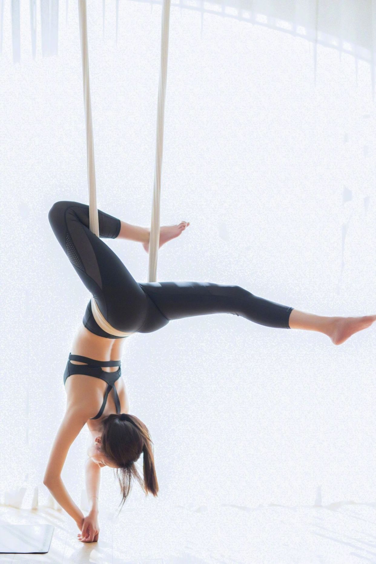 柔美与力量:宋妍霏的瑜伽瞬间,展现女性独特魅力!