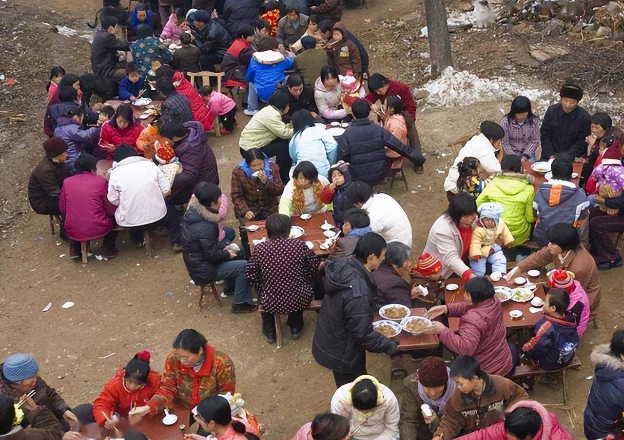 婶子,今天的席面要办得热闹些."到了午饭时分,村里的男女老少都来了.