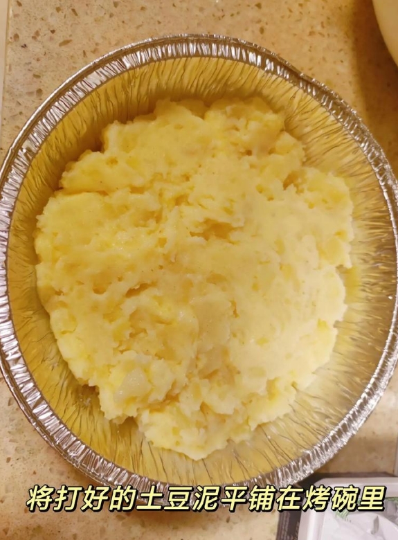 芝士焗土豆泥:绵软的土豆泥覆盖着浓郁的芝士温暖满足