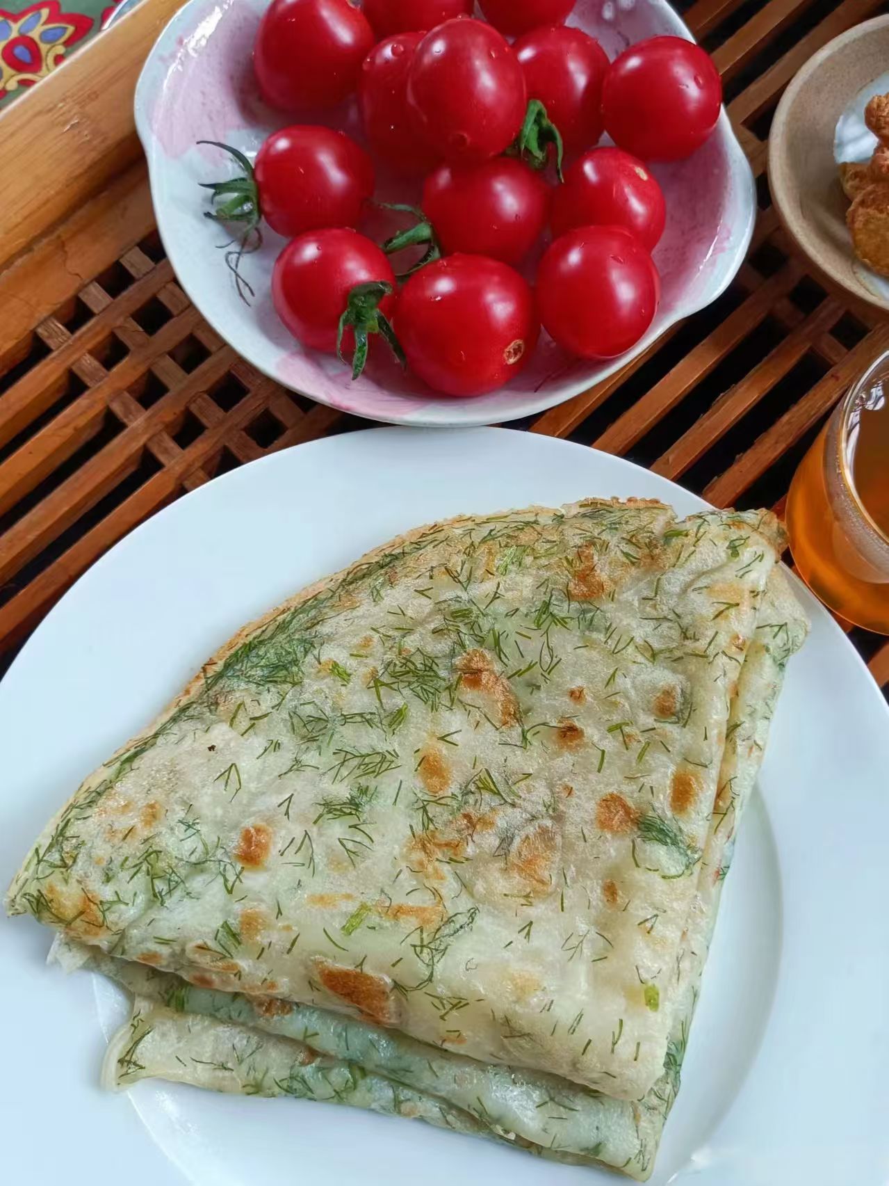 超简单的茴香煎饼,不和面不擀面,柔软又劲道,咬一口满嘴香