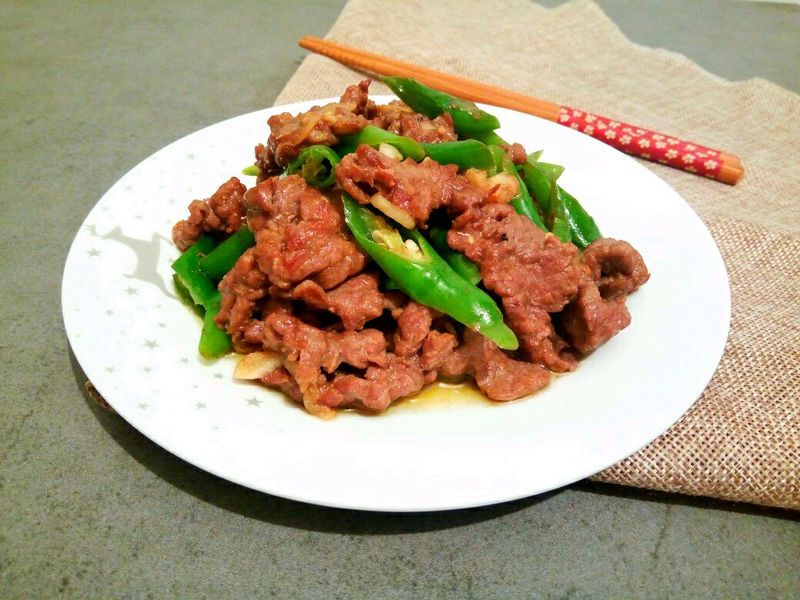 青椒牛肉片这样炒,肉嫩味美,青椒脆爽,让人吃到停不下来!