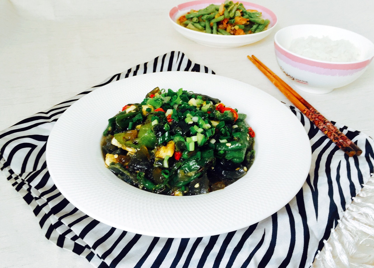 擂辣椒皮蛋这样做,香辣开胃,滑嫩入味,吃一口就停不下来