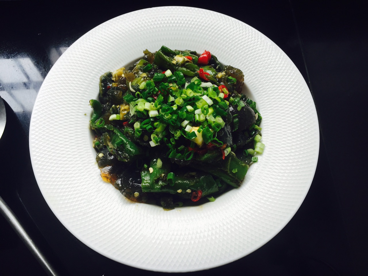 擂辣椒皮蛋这样做,香辣开胃,滑嫩入味,吃一口就停不下来