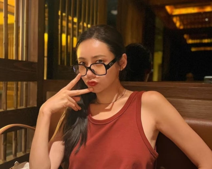 与剧中反差萌！秋瓷炫晒日常美照，俏皮V字笑靥如花