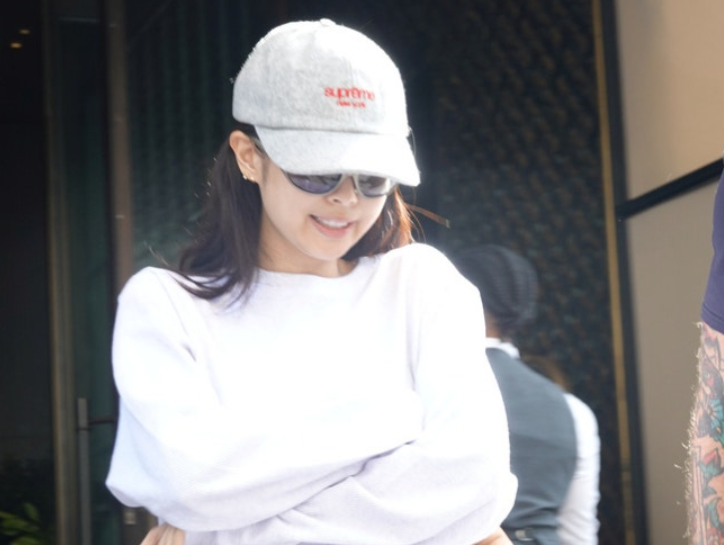 BLACKPINK Jennie纽约街头随拍美上热搜 素颜状态能打巡演行程满档