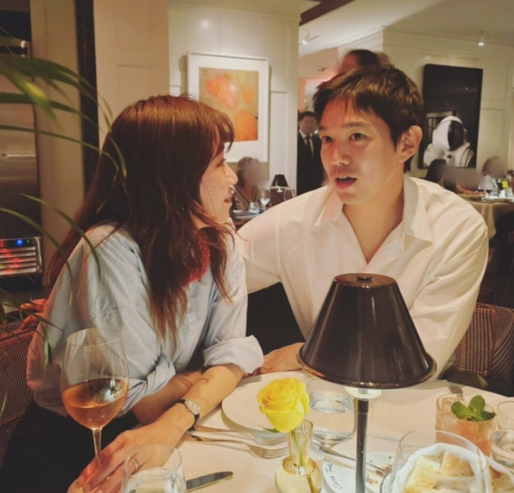 孔孝真纽约蜜月照曝光！与年下丈夫甜蜜对视 指尖托下巴尽显新婚浓情